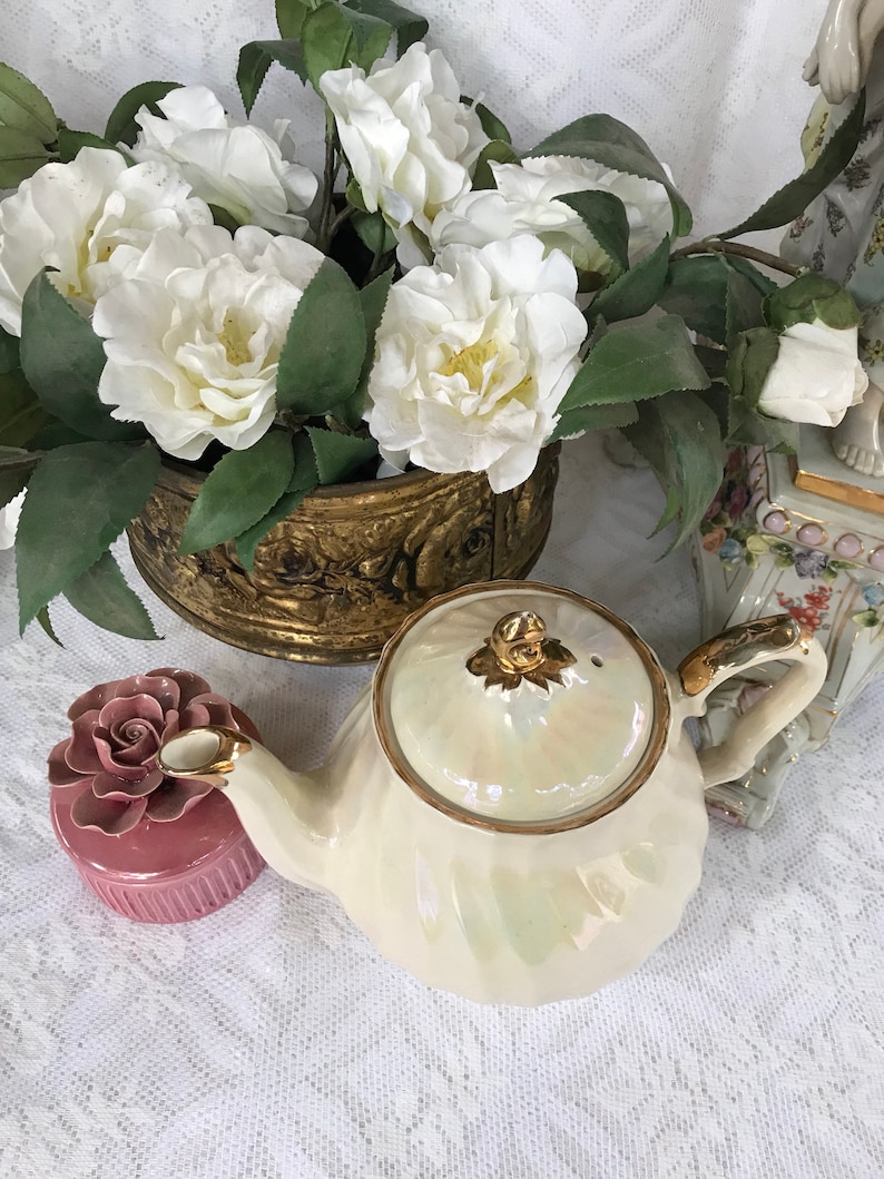 Pearlised Lustre Sadler English Swirl Teapot