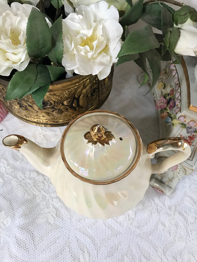 Pearlised Lustre Sadler English Swirl Teapot