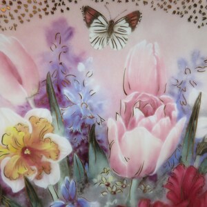 K&ouml;nnte beinhalten: Ein antiker Porzellanteller mit einem Blumendesign mit rosa Tulpen, gelben Narzissen, lila Hyazinthen und einem wei&szlig;en Schmetterling.