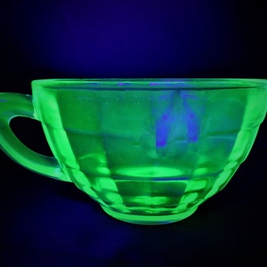 Anchor Hocking Block Design Green Cup Depression Uranium Glass Cup image 4