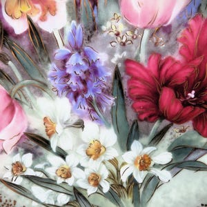 K&ouml;nnte beinhalten: Ein Vintage-Blumendesign mit rosa, roten, wei&szlig;en und violetten Blumen. Die Blumen sind auf einem wei&szlig;en Hintergrund mit goldenen Akzenten gemalt.