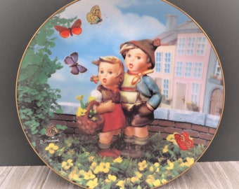 Danbury Mint 1990 M. J. Hummel Little Companions Surprise 8 3/8" Collector Plate #E4584