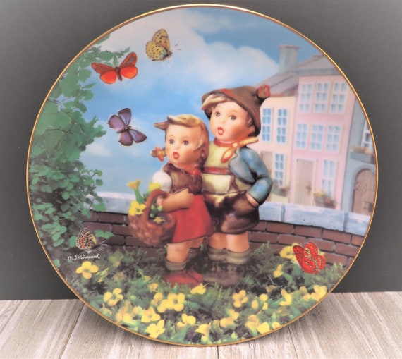 Danbury Mint 1990 M. J. Hummel Little Companions Surprise 8