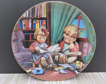 Danbury Mint 1990 M. J. Hummel Little Companions Budding Scholars 8 3/8" Collector Plate #E4584