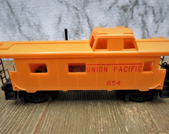 Life-Like HO Scale Union Pacific Caboose Yellow #654