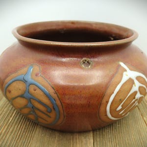 Pot de fleurs suspendu en céramique - Pot de fleurs en céramique d'art avec 3 trous de suspension, brun terreux avec motif de feuilles bleues et blanches enveloppantes, non marqué