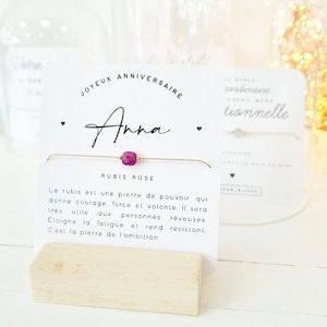 Originelle Geschenkidee zum Geburtstag für Frauen, personalisiertes Armband, Vornamenskarte | Feines Armband, Naturstein und 14 Karat vergoldete Kette