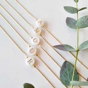 Pulsera personalizada, Letra inicial de nácar | Piedra natural de nácar, letra del alfabeto dorada y oro relleno de oro de 14k, resistente al agua | Tadaam