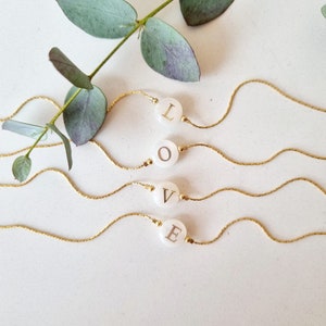 Pulsera de madreperla con inicial de oro, pulsera personalizada con letra del alfabeto | Piedra de nácar natural y oro relleno de oro de 14k, resistente al agua