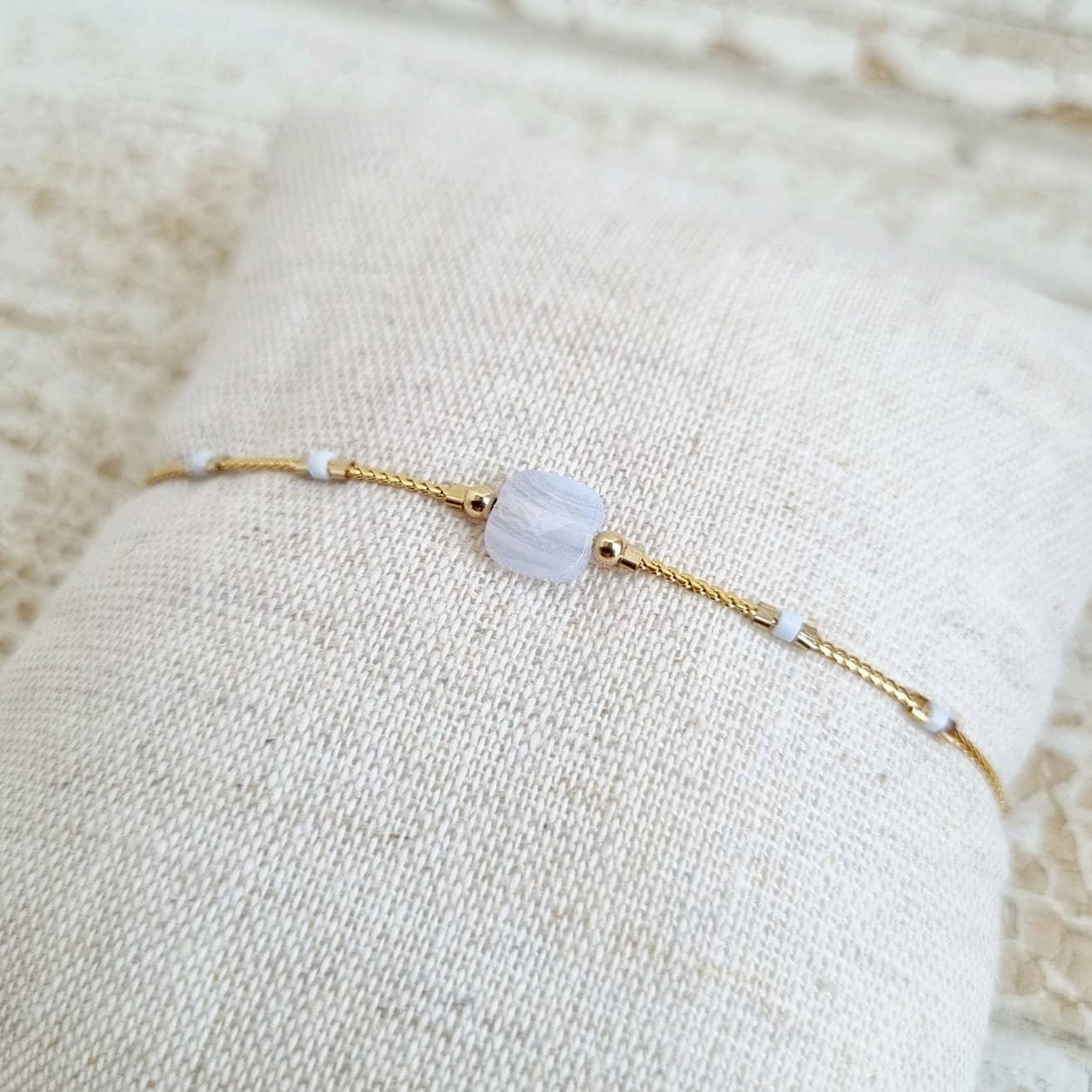 Chalcedon-Lithotherapie-Armband | Personalisierter, minimalistischer, feiner Damenschmuck aus 14-karätigem Gold und feinem Naturstein | Tadaam-Schmuck
