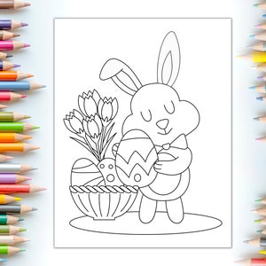 Pode incluir: Um desenho a preto e branco de um coelho a segurar um ovo de P&aacute;scoa. O coelho est&aacute; a usar uma gravata borboleta. H&aacute; tr&ecirc;s ovos de P&aacute;scoa e um ramo de flores num cesto atr&aacute;s do coelho.