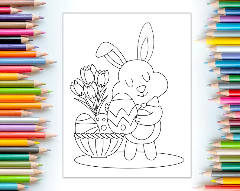 Pode incluir: Um desenho a preto e branco de um coelho a segurar um ovo de P&aacute;scoa. O coelho est&aacute; a usar uma gravata borboleta. H&aacute; tr&ecirc;s ovos de P&aacute;scoa e um ramo de flores num cesto atr&aacute;s do coelho.