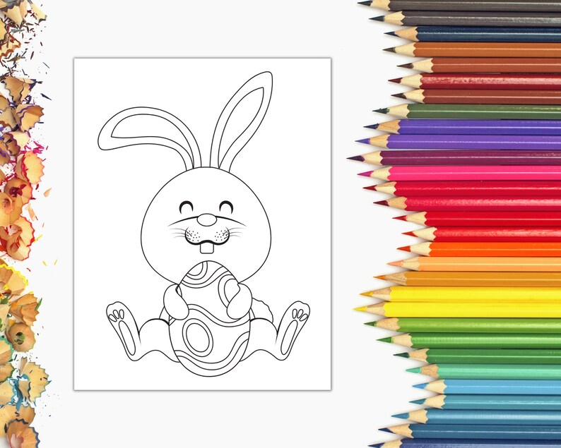 Pode incluir: Um desenho a preto e branco de um coelho a segurar um ovo de P&aacute;scoa. O coelho est&aacute; a sorrir e tem uma express&atilde;o fofa. O ovo est&aacute; decorado com espirais.