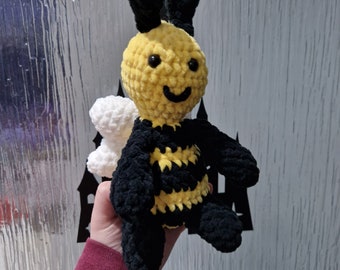 Bourdon assis jaune et noir au crochet en fil chenille super doux et yeux de sécurité