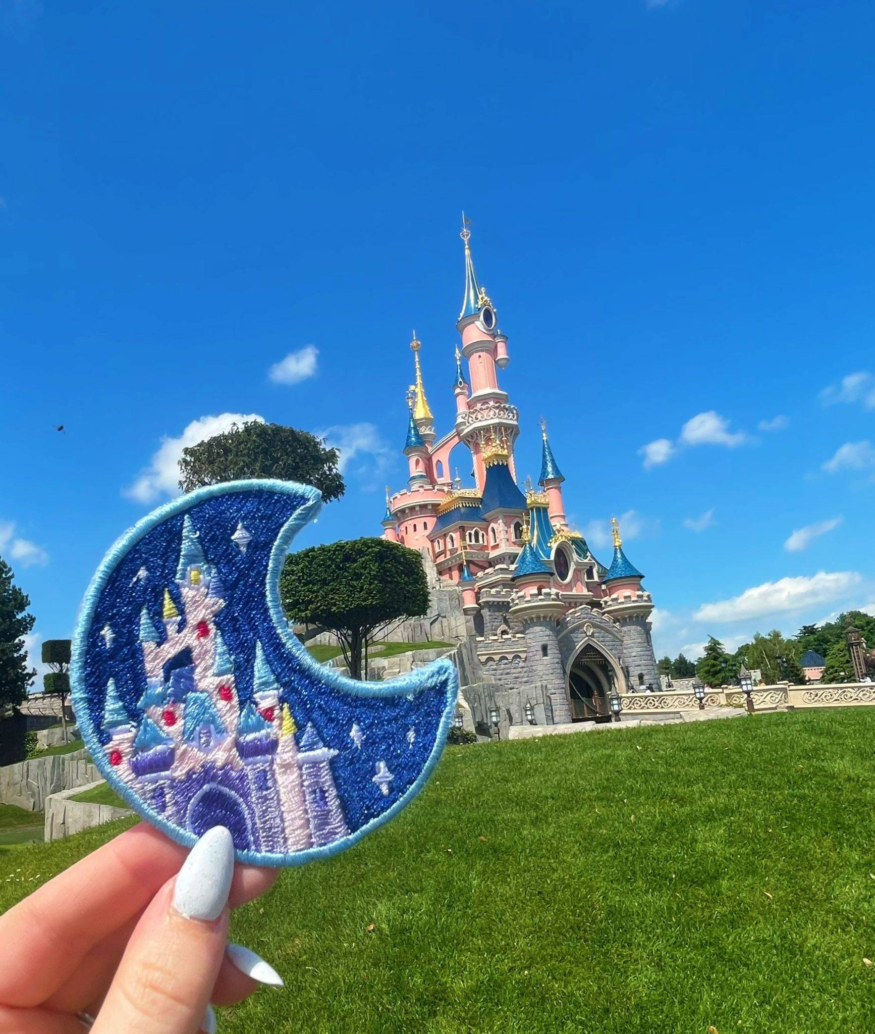 Patch brodé du château de Disneyland Paris en forme de lune - Etsy France