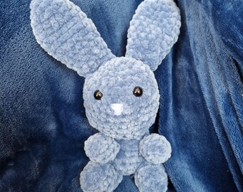 Lapin bleu assis au crochet en fil chenille super doux et yeux de sécurité