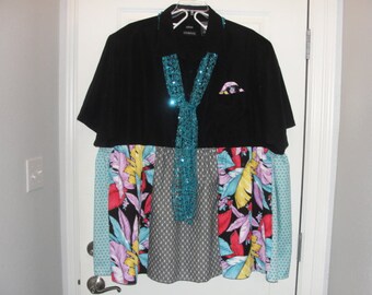 Puede incluir: Una camisa negra de botones con un collar de lentejuelas turquesa y una falda de estampado floral. La falda está hecha de diferentes telas y tiene un esquema de color turquesa, negro, blanco y rosa.