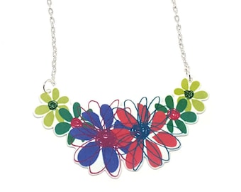 Colar floral colorido. Colar feito à mão. Ilustração desenhada à mão. Joias em acrílico translúcido. Jewerly colorido engraçado. Colar de primavera