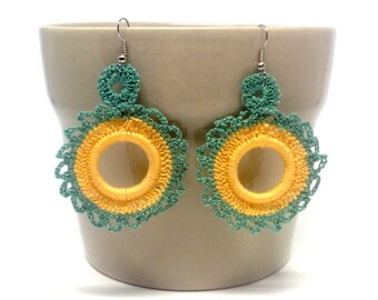 Green and bisque round crochet earrings. Andalucia flamenco style. Fiber jewellery. Unique gift. Acrylic hoop. Gypsy earrings. Textil jewel