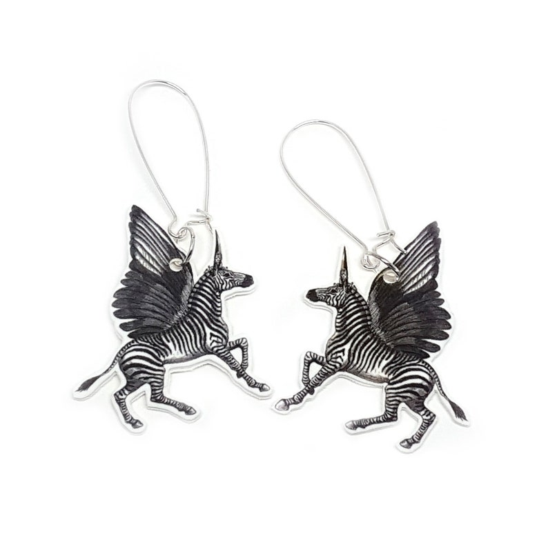 Boucles doreilles longues en licorne noir et blanc, cerceaux de licorne plaqués argent, boucles doreilles fantaisie, boucles doreilles en acrylique Mythology, bijoux en gaïs zébrés image 1