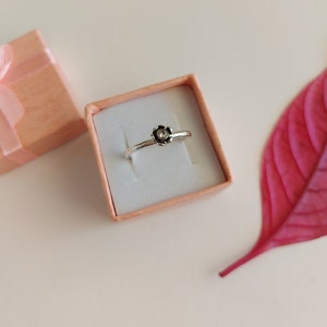 Zierlicher Silber Ring, Edelstein Ring, Minimalist Ring, Silber Ring Blume, Quartz Ring, Midi Ring, Geschenk für Tochter, Stapelring Silber
