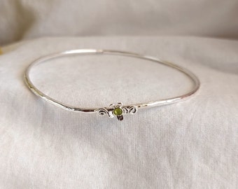 Silver Bangle Bracelet for Women, Flower Gemstone Bangle, Hammered Stacking Bangle, Peridot Bangle, Dainty Minimalist Jewelry, Birthday Gift