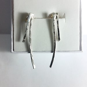 Gehämmerte Sterling Silber Ohrringe: Moderne minimalistische Ohrstecker
