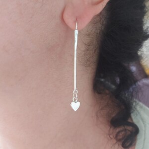 Hangoorbellen met gehamerd zilveren hart: minimalistische lange druppelsieraden