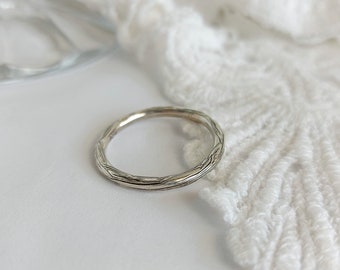 Anillo de rama de plata esterlina hecho a mano: alianza de boda inspirada en la naturaleza