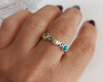 Dainty silver ring, Triple Stone Mothers Ring for Three Children, Custom Mom Ring Mom of Three Ring 3 Kids Ring Mother's Birthstone Ring