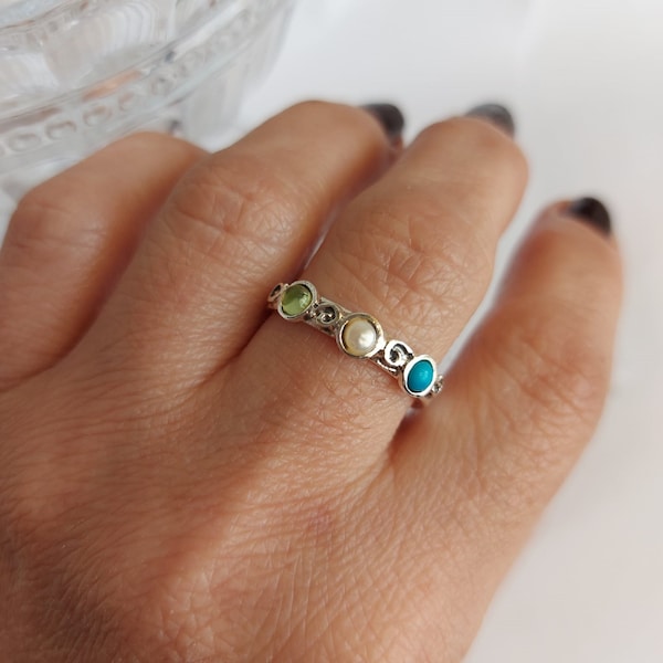 Dainty silver ring, Triple Stone Mothers Ring for Three Children, Custom Mom Ring Mom of Three Ring 3 Kids Ring Mother's Birthstone Ring