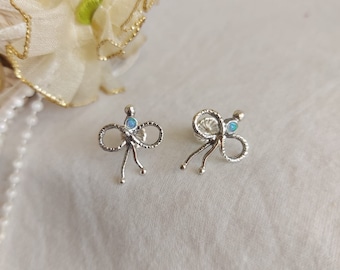 Pendientes de plata de ley con lazo de ópalo: joyería minimalista con lazo