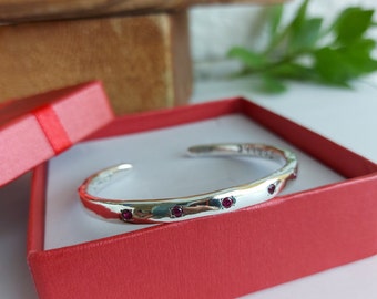Silverarmband med födelsesten: Personligt öppet armband