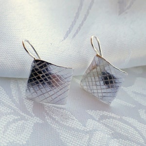 Silber Tropfen Ohrringe, Quadrat Tropfen Ohrringe, Strukturierte Silber Statement Ohrringe, Alltag Ohrringe, Einzigartiger Schmuck, Geschenk für Mutter, Frau Geschenk