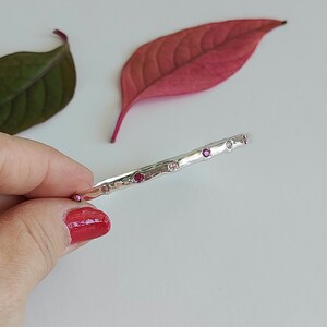 Pulseira rígida de prata esterlina com rubi e quartzo rosa: Joias artesanais com pedras preciosas orgânicas