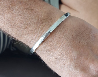 Pulseira rígida martelada em prata de lei - Joia masculina ajustável