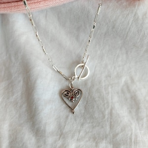 Zierliche Sterling Silber Herz Halskette mit Granat Akzent