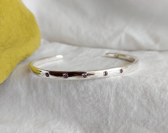 Anpassad födelsestensarmband i sterlingsilver: Manschettarmband med ädelsten