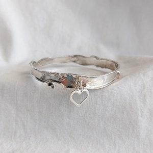Massief zilveren armband, handgemaakte brede gegraveerde armband voor vrouwen, sterlingzilveren armband, unieke sieraden, gepersonaliseerde manchetarmband, moeder cadeau