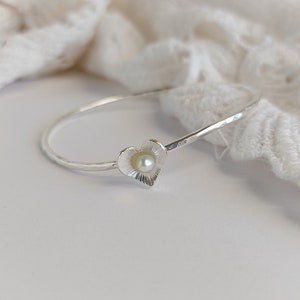 Bracciale rigido di perle per donna, bracciale in argento fatto a mano, bracciale impilabile, gioielli di perle, pietra portafortuna di giugno, regalo di San Valentino, regalo di compleanno