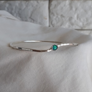 Gehämmerter Sterling Silber Opal Armreif: Geburtsstein Schmuck