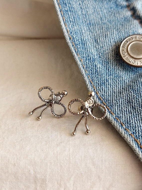 Orecchini Pendenti Con Fiocco E Strass – Eleganza Minimal Per Ogni Occasione - 3