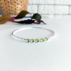 Pulsera de mujer, pulsera de peridoto de plata, joyería con piedra de nacimiento, regalo del día de la madre, joyería personalizada