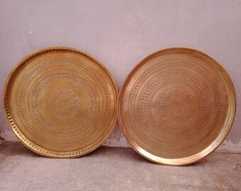 KOSTENLOSER VERSAND Set aus zwei unlackierten Messing Serviertabletts, Vintage Brassware Ornamente, Wohndekor, Paar Messingplatten, Wandkunst aus Metall