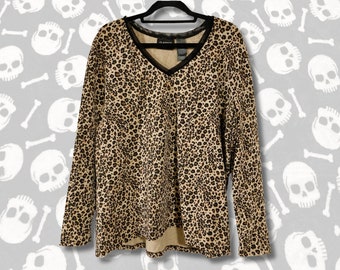 Leopard print long sleeve plus size top ~ Liz Claiborne 1990s 2000s Y2K lightweight stretchy animal pattern long-sleeve v-neck shirt ~ XL 1X