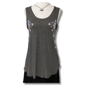 Puede incluir: Un top de tirantes de rayas blancas y negras con un diseño floral. El top tiene un escote redondo y un corte holgado.