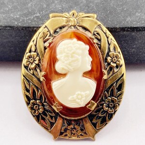Broche Vintage En Bakélite Sculptée - Motif Femme/biche, Bijou Ancien De Collection