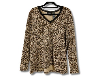 Leopard print long sleeve plus size top ~ Liz Claiborne 1990s 2000s Y2K lightweight stretchy animal pattern long-sleeve v-neck shirt ~ XL 1X