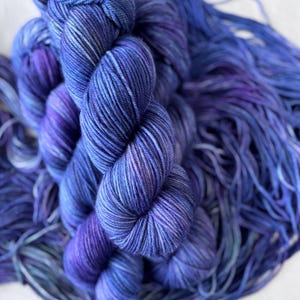 Blueberry Patch - Hilo de lana teñido a mano en azul y morado - DK, Worsted, merino voluminoso, cachemira, calcetín, fingering, encaje de mohair, bases de seda de yak.
