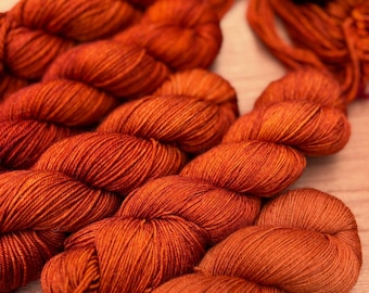 Ember - Hilo de lana teñido a mano de color naranja oscuro - DK, Worsted, Sock, Fingering, Cashmere, Yak Silk, Alpaca Lace, bases de merino no superwash.